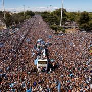 Supportrar välkomnar det argentinska fotbollslaget efter segern.