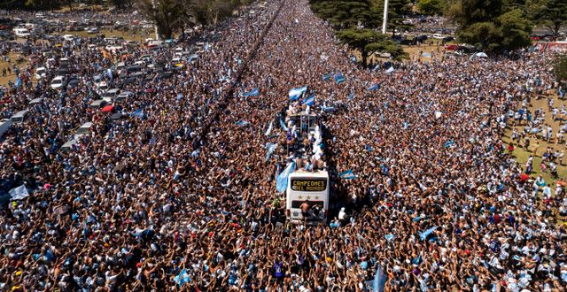 Supportrar välkomnar det argentinska fotbollslaget efter segern. Rodrigo Abd / AP