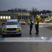 Polis är på plats vid skolan i Örebro dagen efter masskjutningen. 