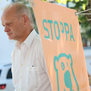 Person som protesterar mot Preem och Preemraff. 