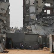 Boende i Gaza stad tar skydd i ett tält.