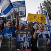 Demonstrationer till stöd för Benjamin Netanyahu utanför Knesset på tisdagen. 