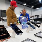 Kunder tittar på Iphone 17 Pro Max och andra Appleprodukter i en butik i Dallas.