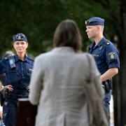 Poliser på plats i Kungsträdgården dagen efter att väskan med sprängladdningen hittades.