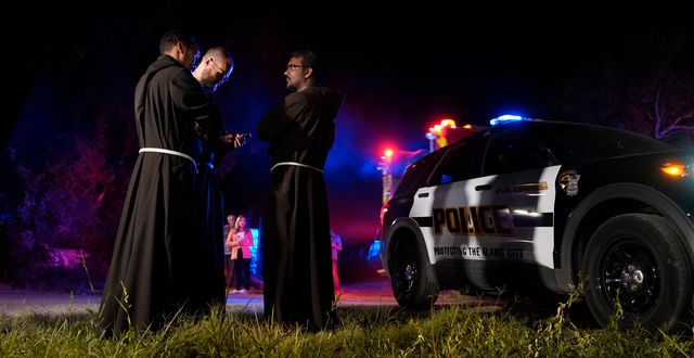 Präster samlades på platsen där de döda hittades. Eric Gay / AP