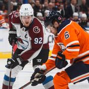 Colorado Avalanches Gabriel Landeskog (92) och Edmonton Oilers Adam Larsson (6).