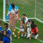 Argentinas målvakt Emiliano Martinez firar VM-guldet.