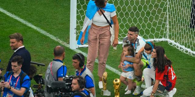Argentinas målvakt Emiliano Martinez firar VM-guldet. Hassan Ammar / AP