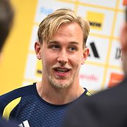Herman Johansson på pressträffen efter söndagens träning med herrfotbollslandslaget på Strawberry Arena inför playoff-finalen mot Polen.
