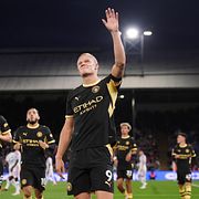 Haaland med sorgbandet.