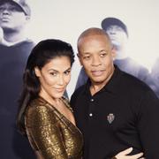 Dr Dre och hans fru Nicole Young vid premiären av Straight outta Compton