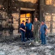 Lokala politiker har på måndagen besökt den utbrända synagogan i Derbent. 