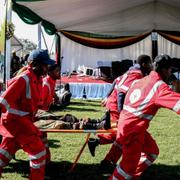 En skadad person förs i väg på bår efter explosionen i Zimbabwe. 