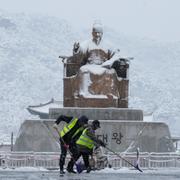 Snöskottare i Seoul i november. 