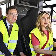 Statsminister Ulf Kristersson (M) och energi- och näringsminister Ebba Busch (KD) besöker Charlottendal bussdepå i Gustavsberg.