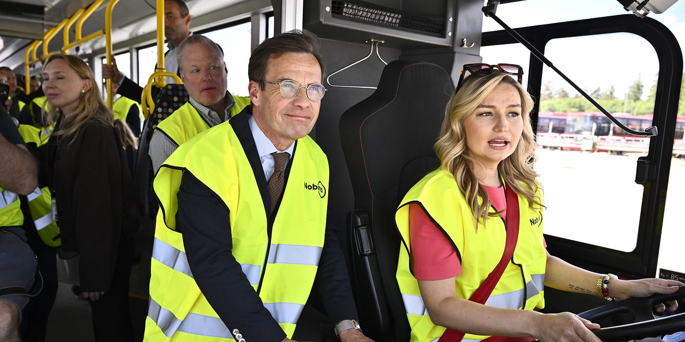 Statsminister Ulf Kristersson (M) och energi- och näringsminister Ebba Busch (KD) besöker Charlottendal bussdepå i Gustavsberg.