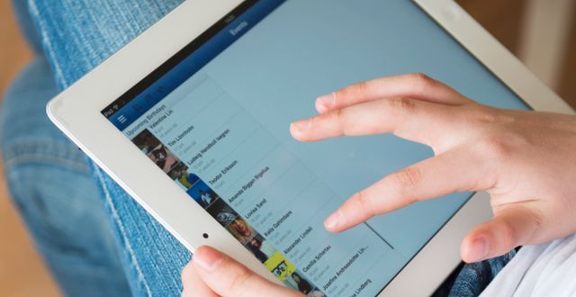Flicka med surfplatta, en iPad, chattar på facebook FREDRIK SANDBERG / TT