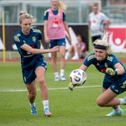 Rebecka Blomqvist och Emma Holmgren under svenska EM-uppladdningen i Åhus.