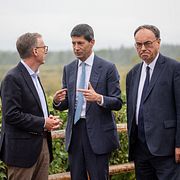 Fed-chefen Kevin Warsh i mitten, Bank of England-chefen Andrew Bailey till höger och Kanadas centralbankschef Tiff Macklem till vänster.