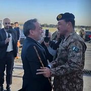 Irans utrikesminister Abbas Araghchi och Pakistans arméchef Asim Munir under tidigare fredssamtal.