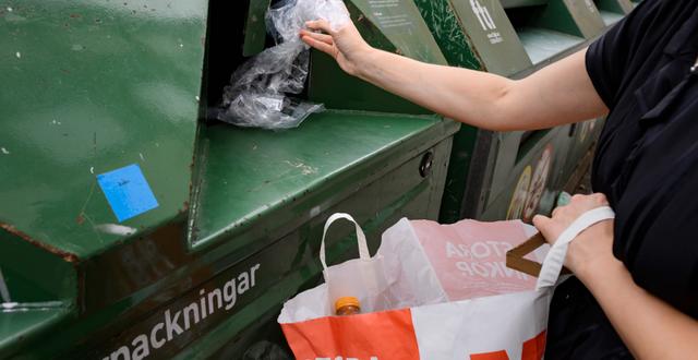  Kvinna återvinner plast på återvinningsstation. Naina Helén Jåma/TT