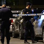 Polisen arbetar på platsen. 