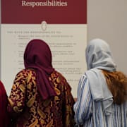 Arkivbild på afghanska flyktingar vid ett flyktingcenter i USA.