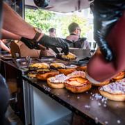 Hamburgare lagas i en foodtruck.