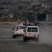 Röda Korset är mellanhand i överlämningarna.