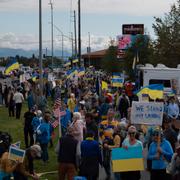 Demonstranter samlas utanför ett köpcentrum i Anchorage, Alaska, inför mötet mellan Trump och Putin.