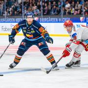 Djurgårdens Linus Klasen i kamp med Modos Erik Junesjö Karlsson. Arkivbild. 