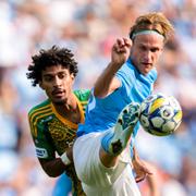 FK Norrköpings Jesper Ceesay och Malmö FF:s Erik Botheim under eftermiddagens match. 