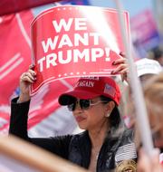 Trumpsupportrar utanför Trumps golfklubb i West Palm Beach, Florida Evan Vucci / AP