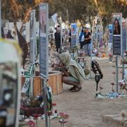 Människor besöker under tvåårsdagen platsen för musikfestivalen Nova, där Hamas dödade och kidnappade israeler under 7 oktober 2023. 