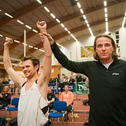 2010. Stefan Holm har vunnit en ”mästarduell” mot Patrik Sjöberg i grenen ”hopp med fel fot”.