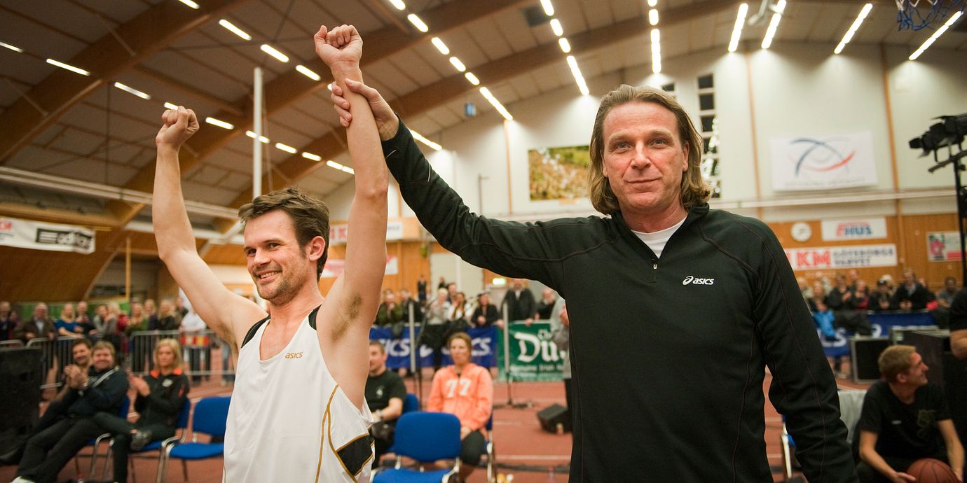 2010. Stefan Holm har vunnit en ”mästarduell” mot Patrik Sjöberg i grenen ”hopp med fel fot”.
