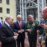 Vladimir Putin och hans generaler och försvarschefer i december.