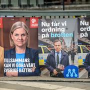 Valaffischer för Socialdemokraterna och Moderaterna.