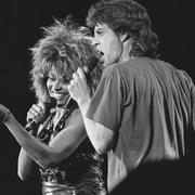 Tina Turner och Mick Jagger uppträder på Live Aid, 1985.