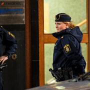 En man i 40-årsåldern har hittats död i en trappuppgång på Södermalm i Stockholm