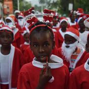 Haitiska barn deltar i en julparad i Port-au-Prince, 23 december.