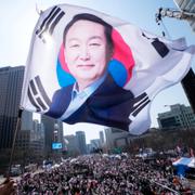 Tusentals demonstranter i Sydkorea protesterar under lördagen mot att Yoon avsattes.