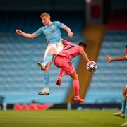 Manchester City's Kevin De Bruyne och  Real Madrid's Lucas Vazquez fajtas om bollen. 