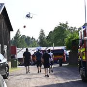 En helikopter vattenbombar vid en brand utanför Mönsterås.