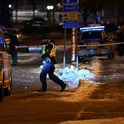  Polis och räddningstjänst på plats vid ett flerfamiljshus i Mölndal där någon slags detonation ägt rum 