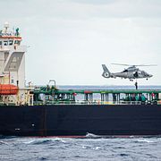 En fransk helikopter som landar på fartyget Deyna.