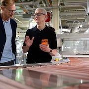 Apples vd Tim Cook i fabrik. 
