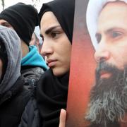 Libanon: Kvinnor håller upp en bild på den avrättade Nimr al-Nimr under ett protestmöte