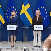 Johan Britz (L), Ebba Busch (KD), Elisabeth Svantesson (M) och Martin Kinnunen (SD) under pressträffen.