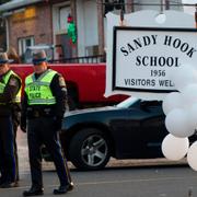 Poliser vid Sandy Hook-skolan i Newtown, Connecticut 2012.